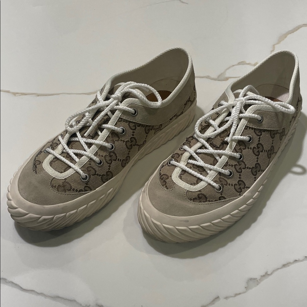 Gucci Men’s Beige and Cream Logo Sneakers 9US Canvas